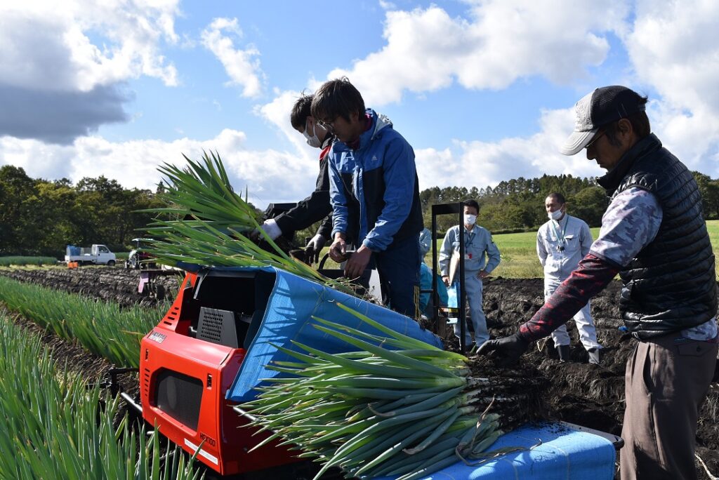 白ネギ安定出荷へ収穫機導入／真庭統括本部 | JA晴れの国岡山