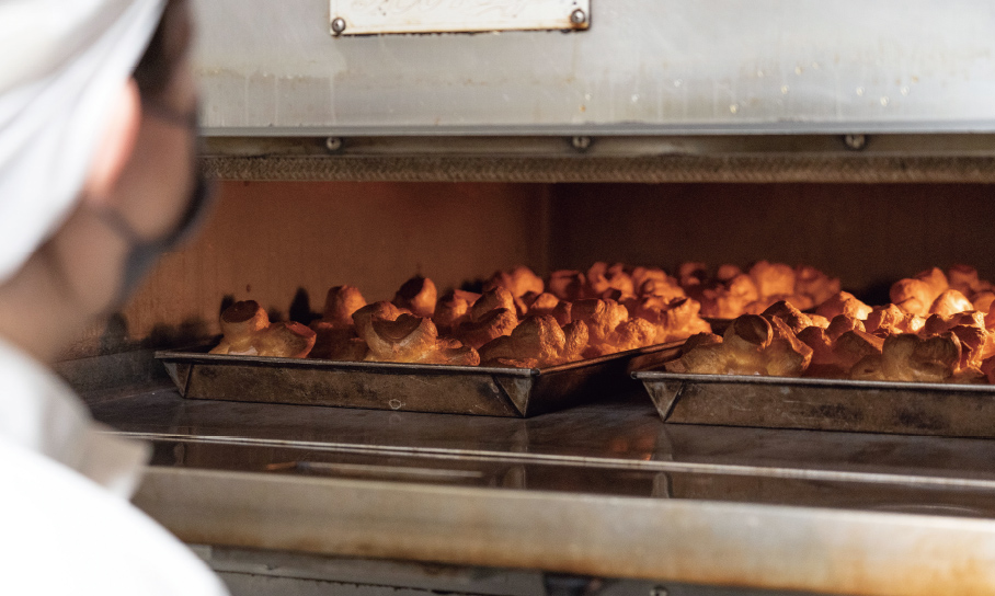 シュー生地を焼くスタッフの写真