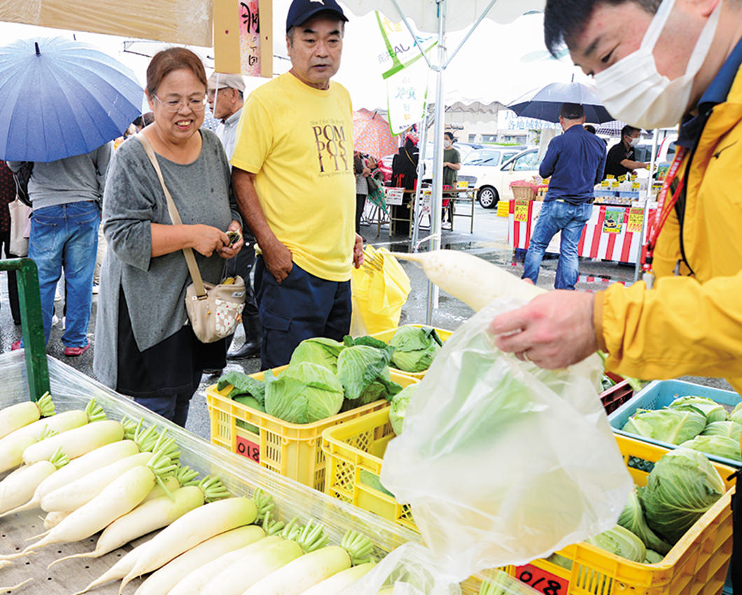 地元の新鮮野菜を即売の写真