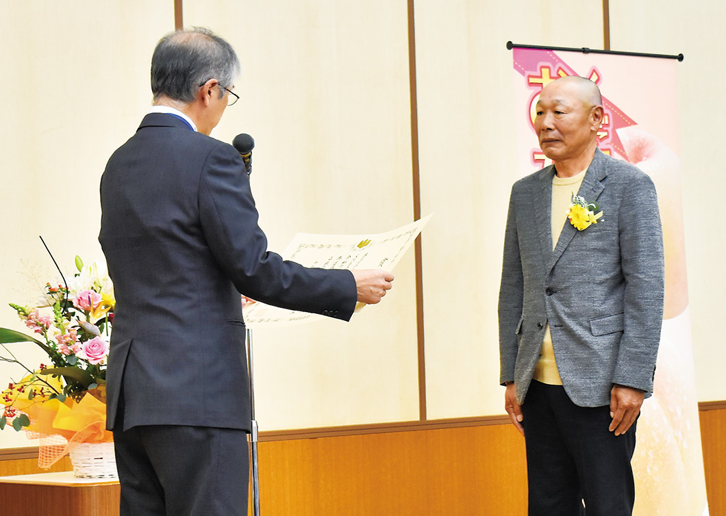 賞状を受け取る今井さん（右）の写真