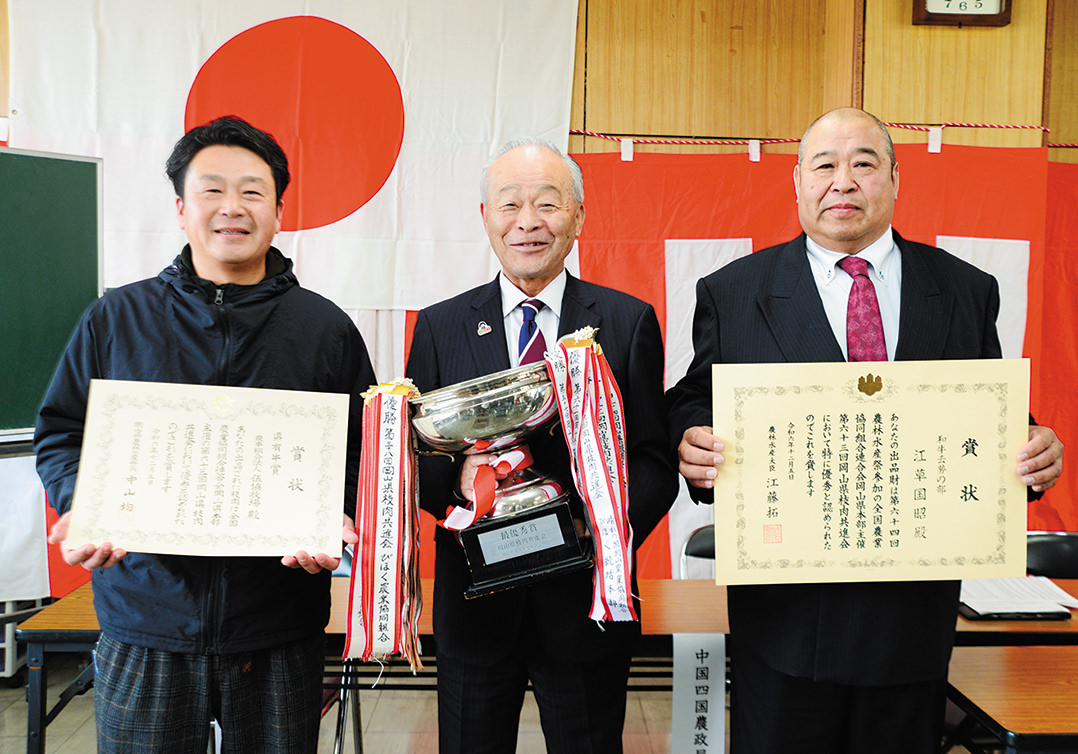 受賞を喜ぶ江草さん（右）、県有牛賞に輝いた勝英統括本部の農事組合法人伍協牧場（左）の写真